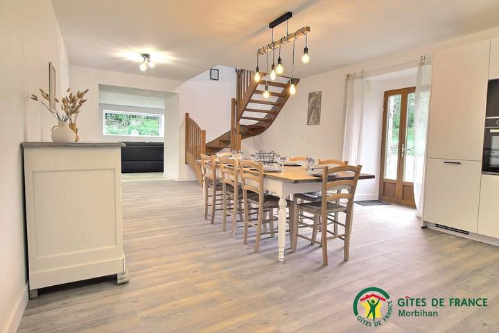 Gîte pour 8 personnes, avec Terrasse ainsi que Jardin et Vue à Landaul