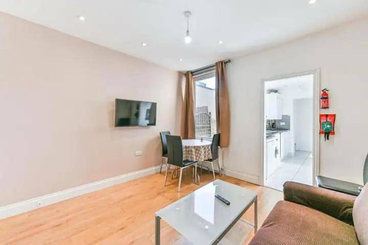 Apartment for 8 people, with garden in Kingston upon Thames