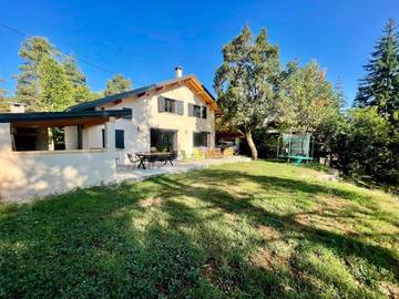 Gîte pour 10 personnes, avec terrasse ainsi que vue et jardin à Montclar