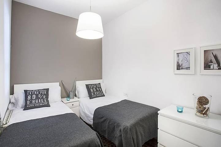 Appartement entier, Walk to Gaudi's Buildings - \"Vala\" High Ceilings - Free Luggage Storage Service. in Barcelona Centre, Barcelone