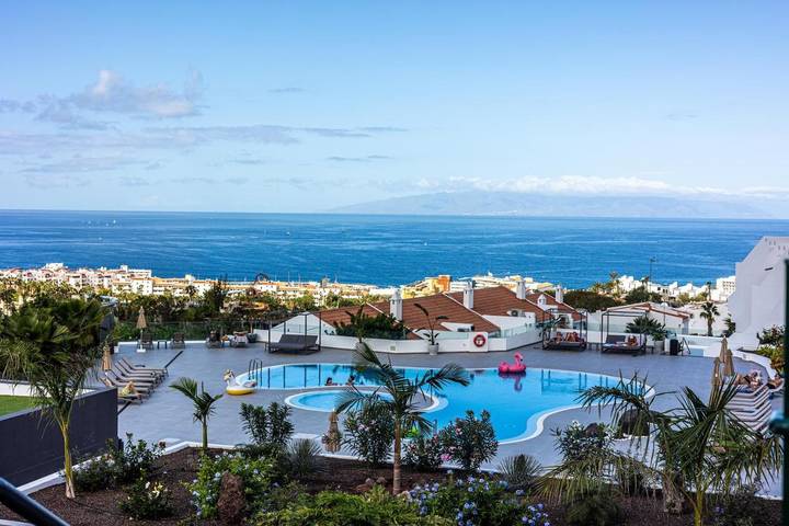 Apartahotel para 4 personas, con vistas y piscina para niños además de piscina y terraza en Tenerife Sur
