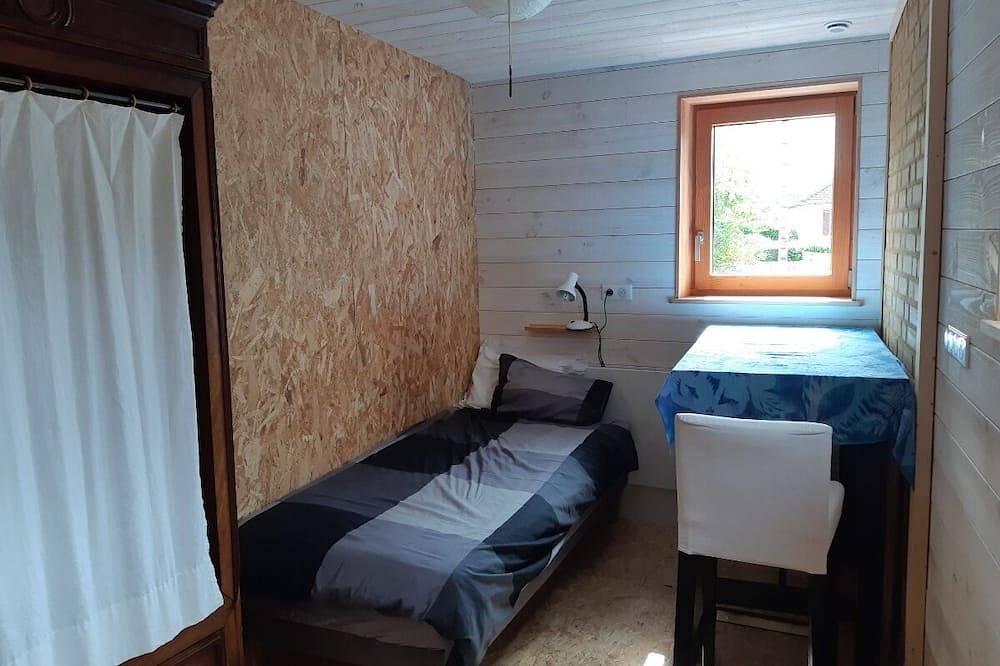 Quiet house in Caen with 2 bedrooms , 2hrs from Paris. Closed garden & terrace in Caen, Région de Caen