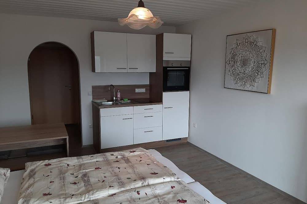 Apartamento inteiro, 1-room apartment (30 sqm) with west-facing balcony and free Wifi in Frauenau, Šumava Mountains