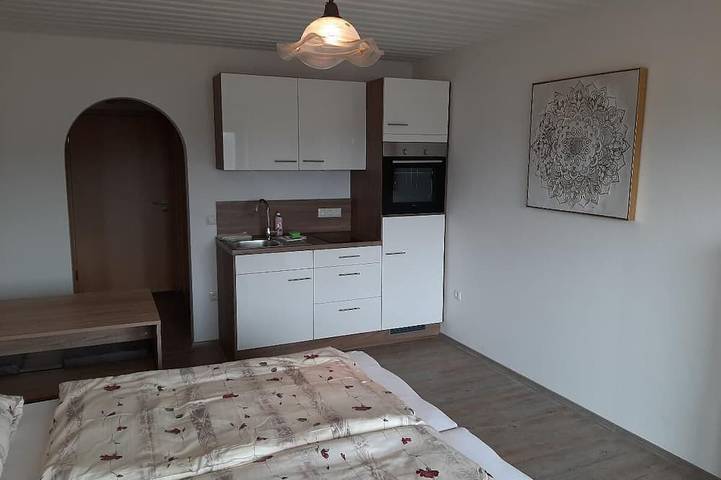 Apartamento inteiro, 1-room apartment (30 sqm) with west-facing balcony and free Wifi in Frauenau, Šumava Mountains