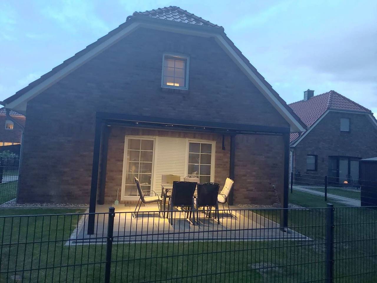 Hochwertiges 100qm Ferienhaus für 6 Pers. mit Kamin und Garten direkt am Deich in Hagermarsch, Landkreis Aurich