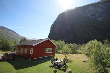 Gîte pour 9 personnes, avec jardin et vue dans Flåm