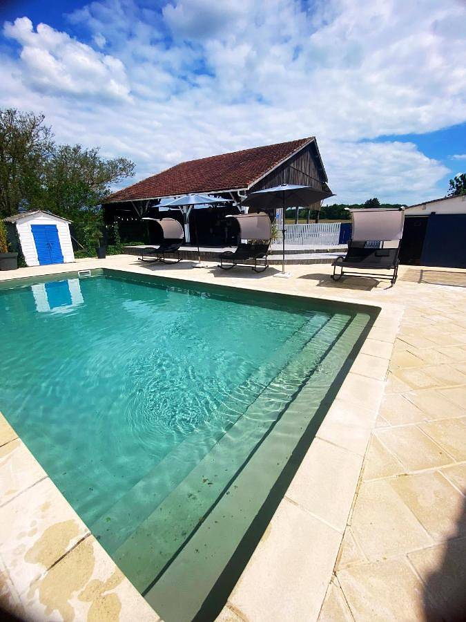 Location de vacances pour 4 personnes, avec piscine ainsi que jardin et jacuzzi à Savignac-sur-Leyze