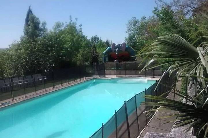 Location de vacances pour 18 personnes, avec Jacuzzi et Terrasse ainsi que Jardin et Piscine à Fayssac