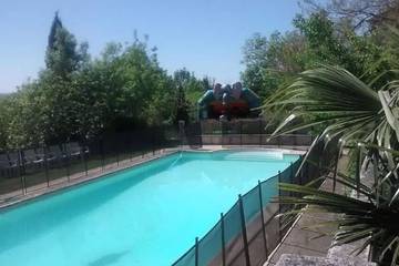 Gîte pour 18 personnes, avec terrasse et jacuzzi ainsi que piscine et jardin à Fayssac