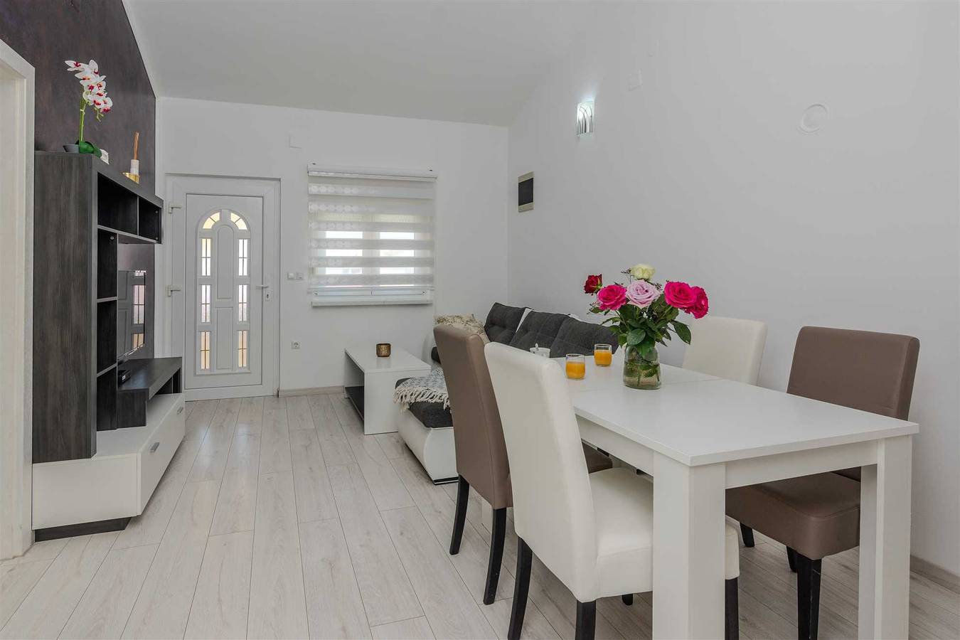 Ganze Wohnung, Fewo mit Meerblick | nur 30 m vom Strand | für 4-6 Personen in Vir