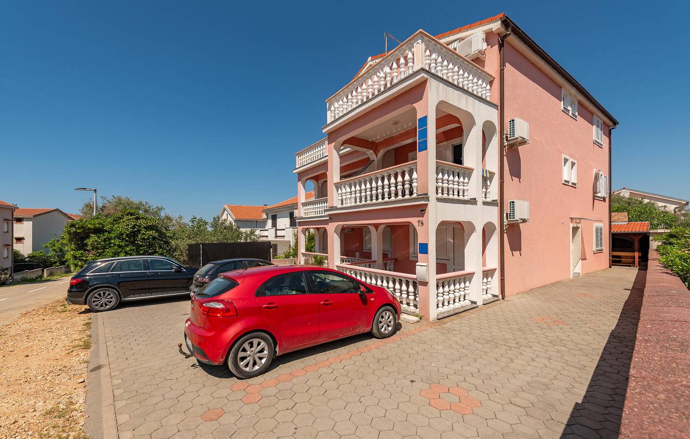 Ganze Ferienwohnung, Modernes Apartment mit Terrasse, WLAN und Zugang zum Strand – 500 m vom Strand Plaža Perilo entfernt in Povljana, Pag