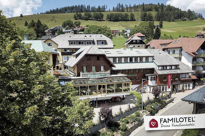 Hôtel pour 5 personnes, avec piscine et bassin pour enfant ainsi que jardin et sauna, animaux acceptés