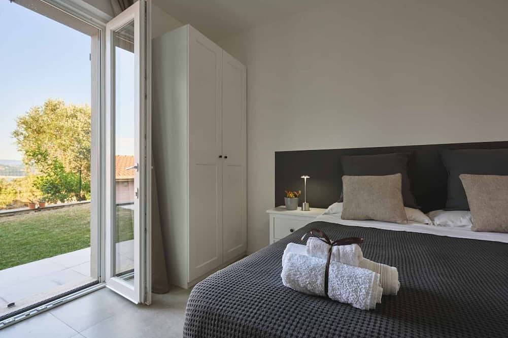 Entire apartment, Luxury Apartment is an exclusive residence located in the upper part of Portovenere, designed for guests seeking elegance, comfort, and relaxation. The refined interiors, enhanced by underfloor heating and air conditioning throughout the property, create in Spiaggia dell'Olivo, Porto Venere Municipality