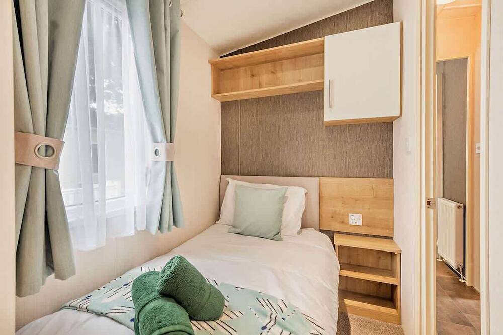 Maple Brook Lodge- Modern Lodge with Deck Near New Forest & Beach in Milford-on-Sea, Hampshire
