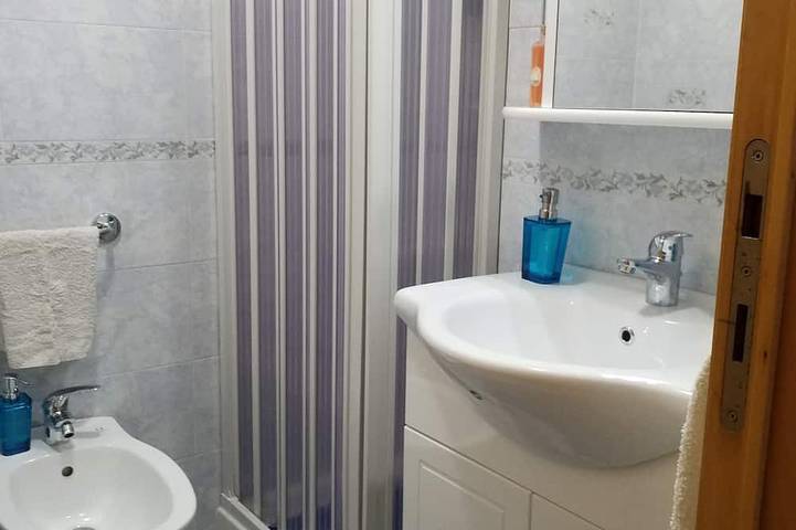Appartement entier, Jolie maison de vacances en bord de mer, entre l’hôtel Sheraton et l’hôtel Baia Verde. in Cannizzaro, Aci Castello
