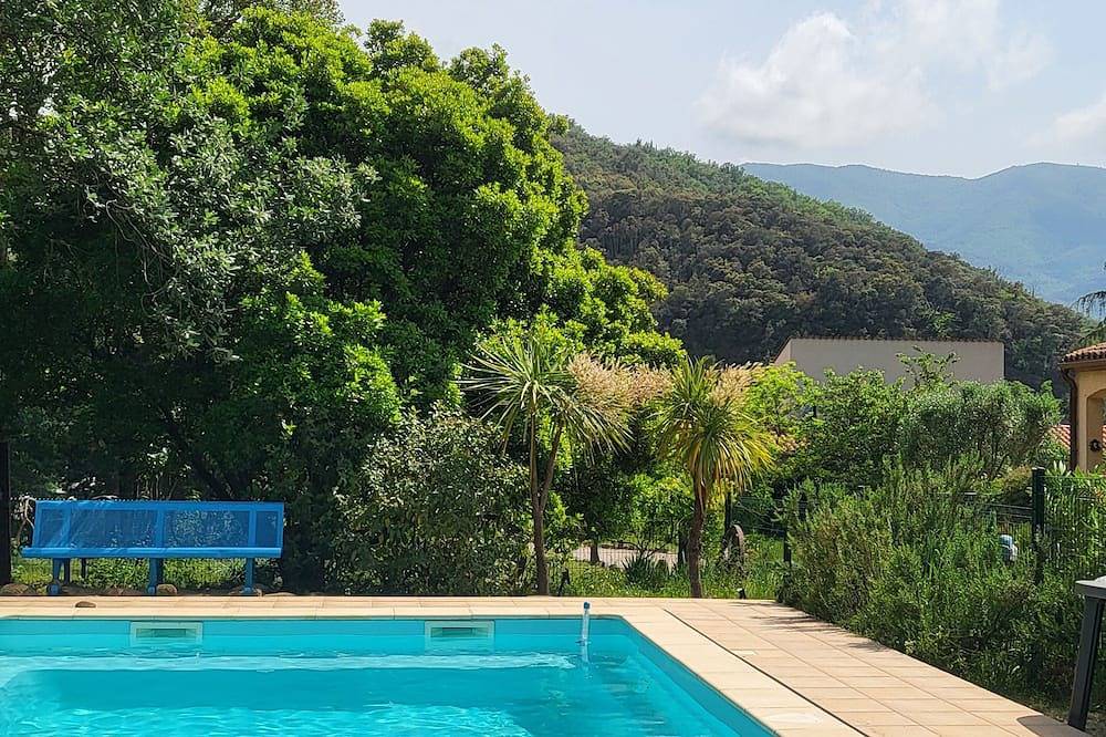 Comfortable guest room with terrace, large swimming pool (+ kitchen) in Reynès, Céret und Umgebung
