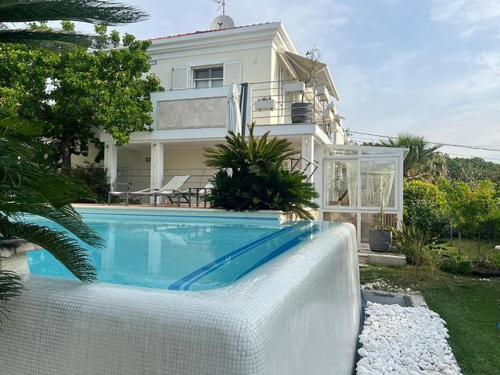 Villa pour 6 personnes, avec piscine et sauna ainsi que jardin et vue