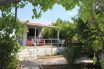 Gîte pour 5 personnes, avec terrasse et jardin dans Anavissos
