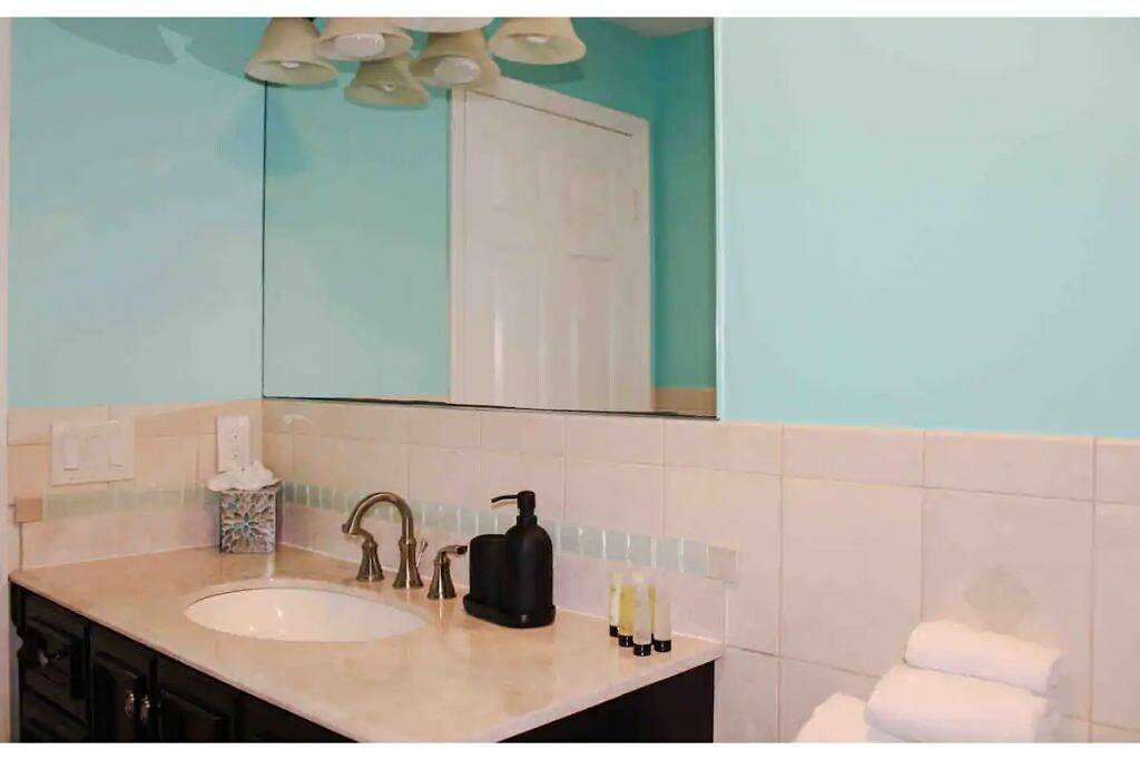 Backyard retreat with Bbq Patio & game room in Jupiter, Palm Beach County