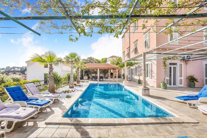 Villa for 8 people, with hot tub and terrace in Dubrovnik