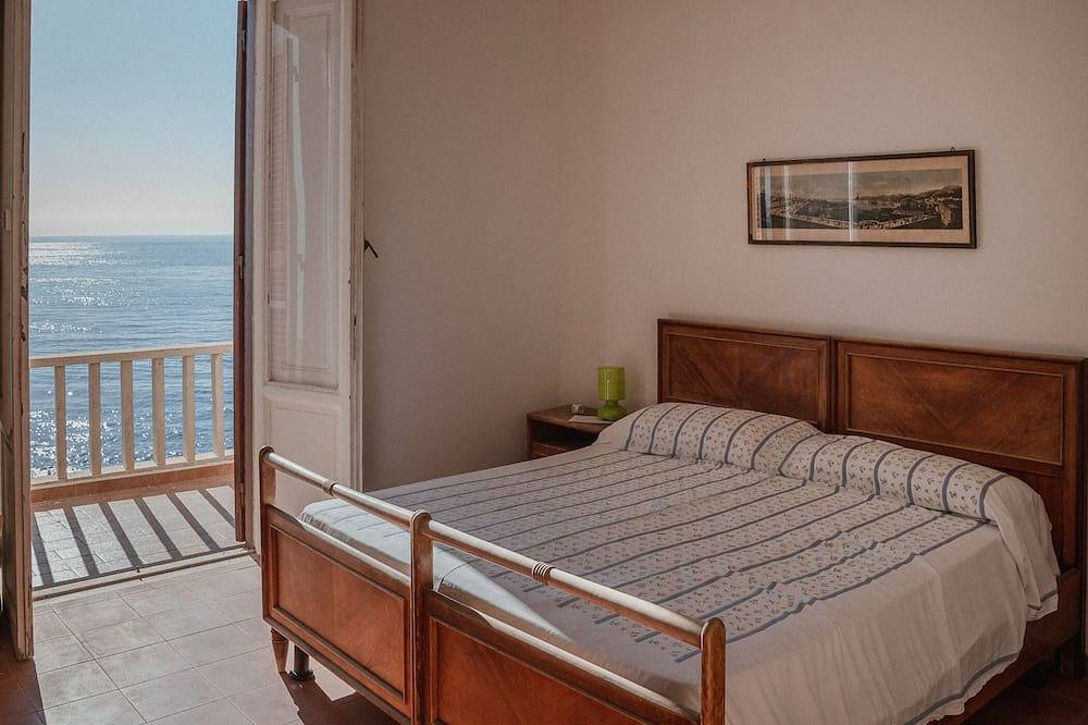 Entire apartment, Appartamento 4 camere, scesa al mare privata in Santa Marinella, Rome Province