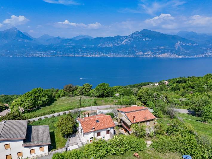 Appartamento per 4 persone, con vista lago e giardino, con animali domestici a San Zeno di Montagna