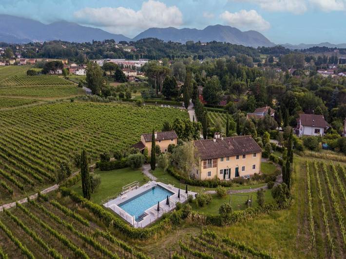 Agriturismo per 4 persone, con piscina e giardino, adatto a famiglie con bambini a Lucca