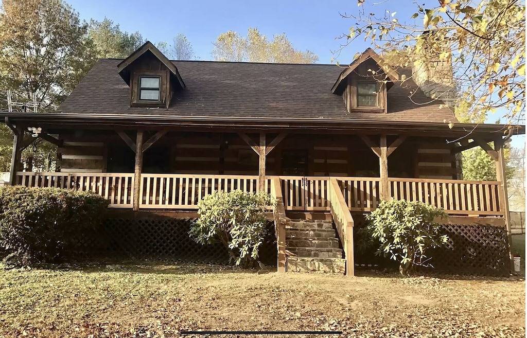Cabin by the Creek Sleeps 8 on 3 Beautiful acres - Close to town and activities in Anderson County