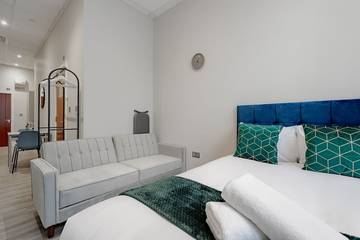 Bed And Breakfast for 3 Guests in London, South East England, Picture 4