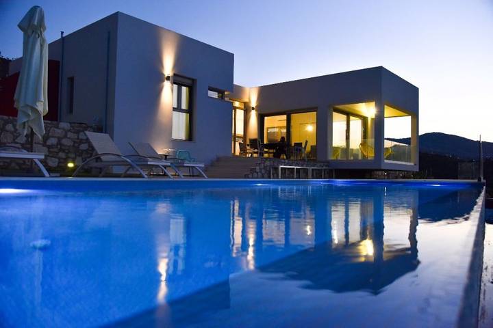 Location de vacances pour 6 personnes, avec Vue sur l’océan et Balcon ainsi que Terrasse et Jardin dans Agia Pelagia