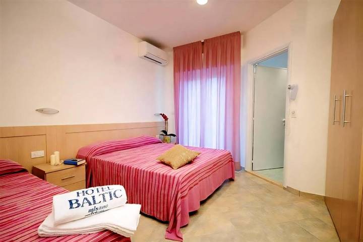 Hôtel pour 2 personnes, avec piscine ainsi que jacuzzi et jardin à Misano Adriatico - 3