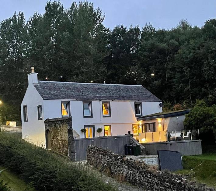 Holiday rental for 8 people, with hot tub and garden as well as sauna and balcony on the Isle of Mull