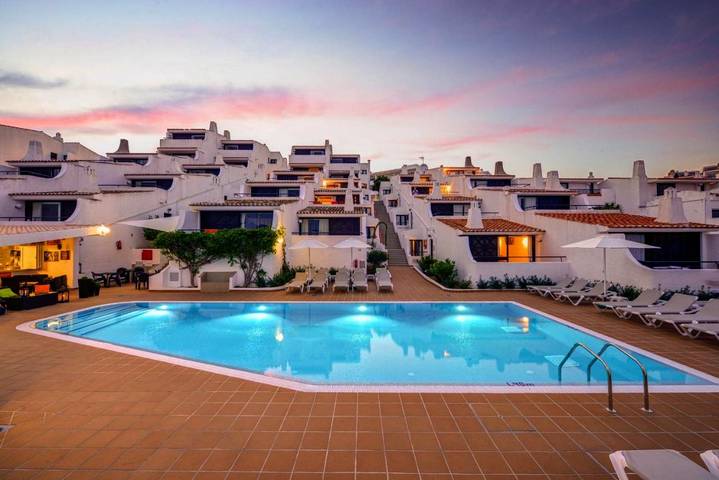 Aparthotel para 6 pessoas, com piscina e jardim e ainda jacuzzi and piscina infantil em Albufeira