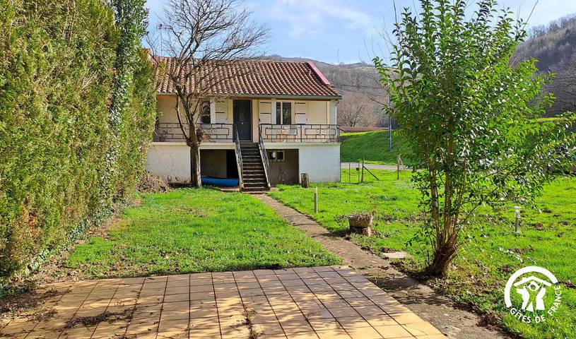 Gîte pour 5 personnes, avec Balcon ainsi que Terrasse et Jardin à Ambialet