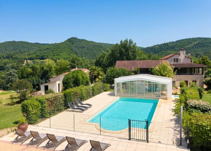 Location de vacances pour 5 personnes, avec terrasse ainsi que jardin et piscine, animaux acceptés à Saint-Géry
