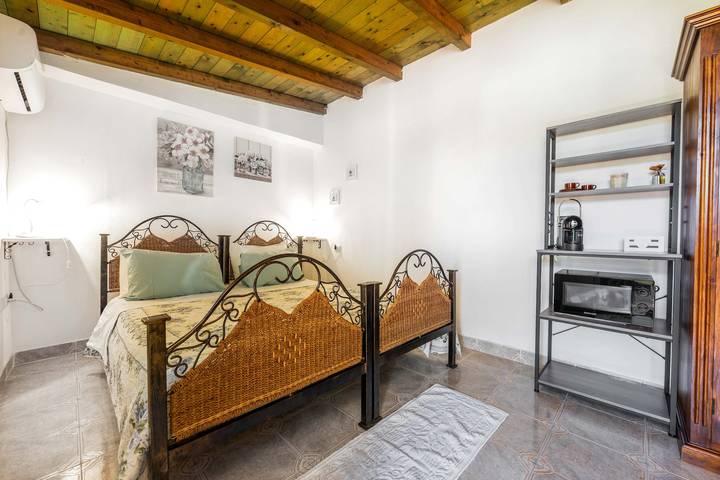 Entire apartment, Room 'Melograno' with Private Garden and Air Conditioning in Poetto (Cagliari), Quartu Sant'Elena