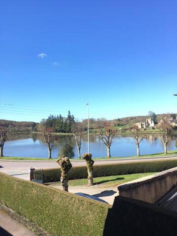Gîte pour 8 personnes, avec jardin ainsi que vue et vue sur le lac, animaux acceptés à Saint-Evroult-Notre-Dame-du-Bois