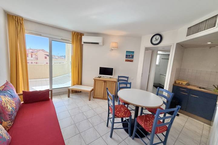 Gîte pour 2 personnes, avec piscine et terrasse, adapté aux familles dans Golfe-Juan - 3