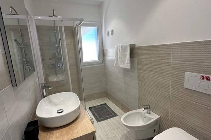 Entire apartment, Brand new first floor apartment with frontal sea view, 20 m from the sea. in La Ciaccia, Valledoria