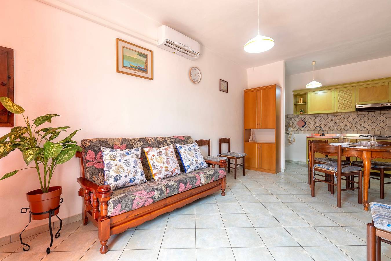 Apartamento inteiro, Apartamento 'Leoni' com terraço privado, jardim privado e ar condicionado in Isola Rossa, Trinità d'Agultu e Vignola