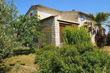 Location de vacances pour 8 personnes, avec terrasse et jardin à Le Garn