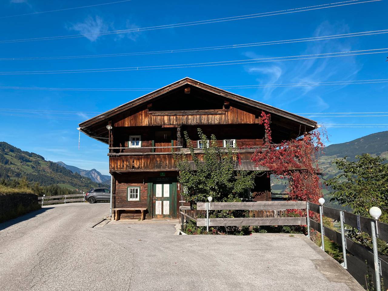 Ganze Wohnung, Ferienhaus 'Berghaus Wiesegg - Uriges Tiroler' mit Bergblick, Gemeinschaftsterrasse und Wlan in Fügenberg, Ski-Optimal Hochzillertal