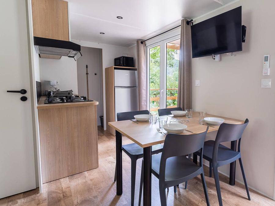 Camping du Château de l'Hom  - Mobilhome 6 personnes - Mobil-home | Comfort | 2 Ch. | 4/6 Pers. | Terrasse surélevée | Clim. | Tv in Saumane, Parc national des Cévennes