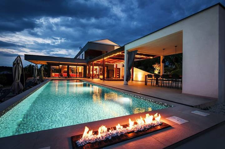 Ferienhaus für 12 Personen, mit Whirlpool und Garten, mit Haustier in Barban