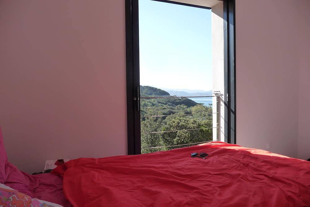 Architect-designed house, 50 meters from a white sandy beach, splendid sea view in Farinole, Calvi region