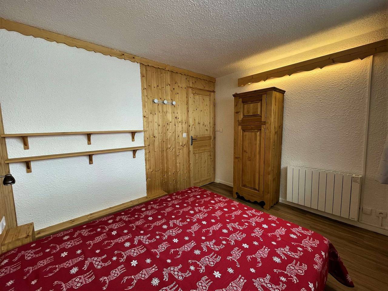 Entire apartment, Ski-In/Ski-Out 8-Person Triplex w/ Balcony & Stunning Views in Les Menuires in Les Menuires, Saint-Martin-de-Belleville