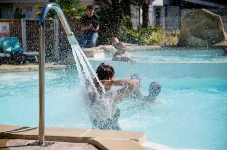 Camping pour 8 personnes, avec bassin pour enfant et jacuzzi dans Lac de Biscarrosse