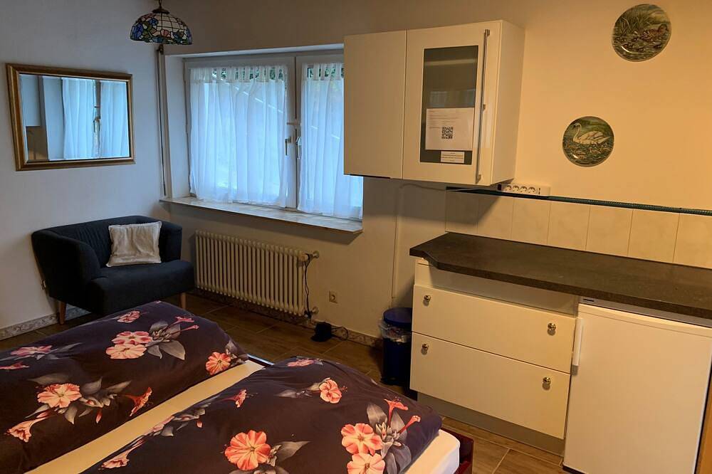 Doppelzimmer A, mit Terrasse - Gästehaus am Lindenweg in Meersburg, Region Bodensee-Oberschwaben