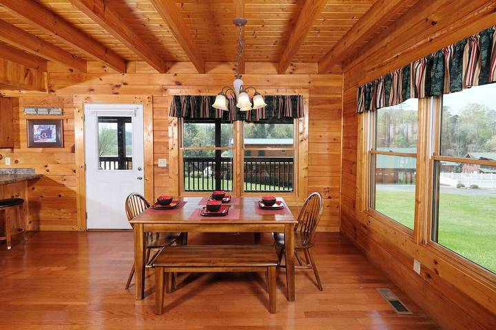 Log cabin for 6 people, with balcony and hot tub as well as pool in Pigeon Forge