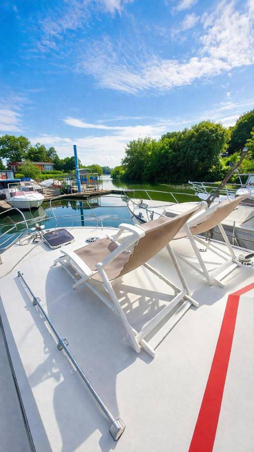 Bateau pour 3 personnes, avec balcon ainsi que vue sur le lac et vue dans Côte-d'Or - 2